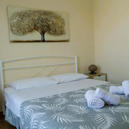 Elia Apartment *